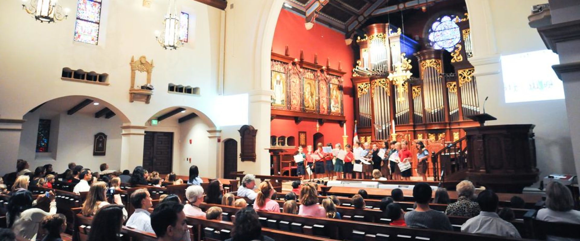 What is the Average Size of a Church Congregation in Bradenton, Florida?